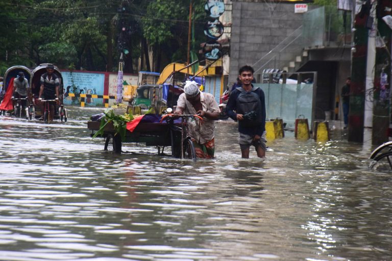 চট্টগ্রামে ৫ দিনেও বৃষ্টি থামার লক্ষণ নেই, প্লাবিত বিভিন্ন উপজেলা
