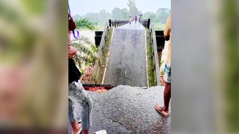 পাহাড়ি ঢলে ধসে গেল ব্রিজঘাট সেতু, রাঙামাটি-বান্দরবান সড়ক বন্ধ
