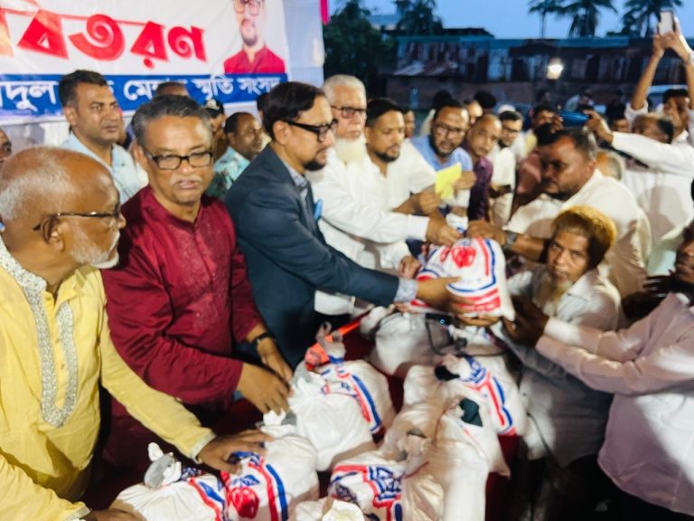 পূর্ব বাকলিয়ায় ১০০০ ক্ষতিগ্রস্ত পরিবারকে খাদ্য সামগ্রী দিলেন মেয়র
