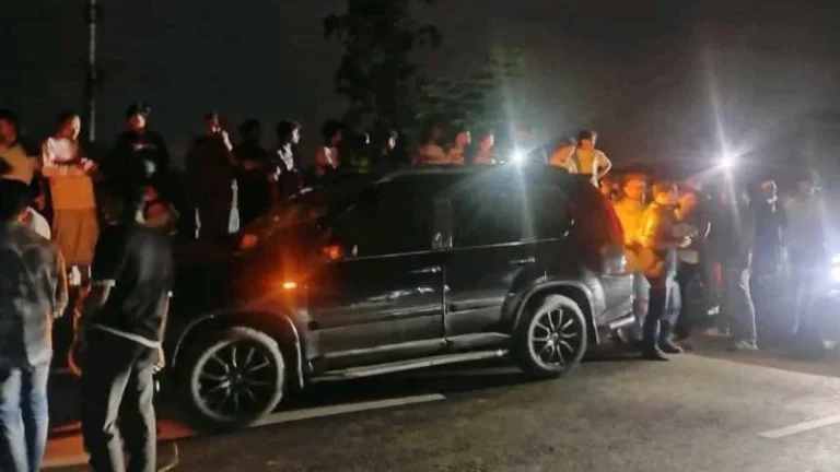 চট্টগ্রামে ব্যবসায়ীর চলন্ত গাড়ি লক্ষ্য করে গুলি