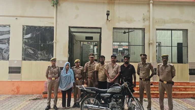দুধে ঘুমের ওষুধ মিশিয়ে অচেতন, পরে বিছানায় সাপ ছেড়ে দিয়ে স্বামীকে হত্যা