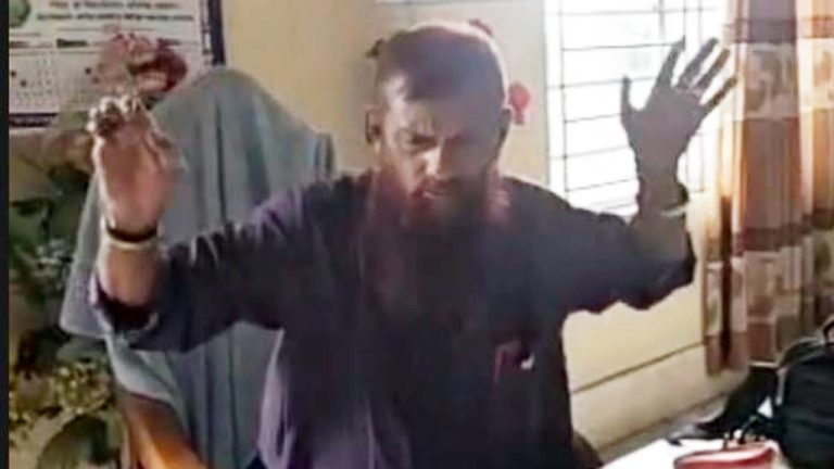বিদ্যালয়ের কক্ষে মদ্যপ অবস্থায় প্রধান শিক্ষক, ভিডিও ছড়িয়ে পড়তেই শোকজ