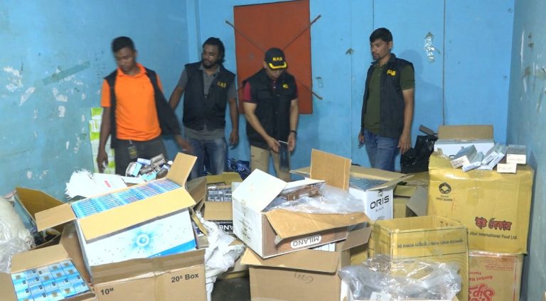 রিয়াজউদ্দিন বাজারে দেড় কোটি টাকার বিদেশি সিগারেট জব্দ