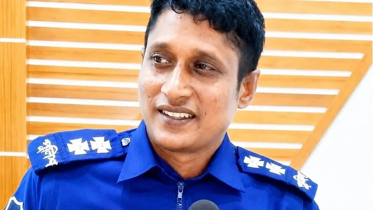 ফলের দোকানির মোবাইল ‘চুরি’ করে বিপাকে এসআই