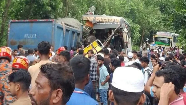 বাস-ট্রাকের সংঘর্ষে নিহত ৩, আহত ১৫