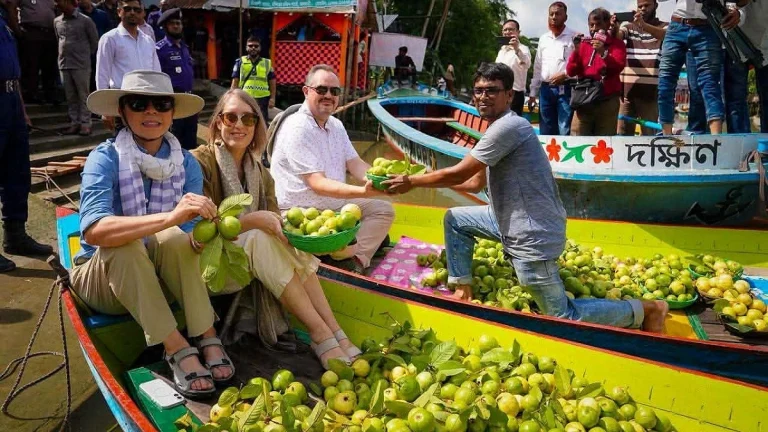 ভাসমান পেয়ারার বাজার দেখে মুগ্ধ মার্কিন রাষ্ট্রদূত
