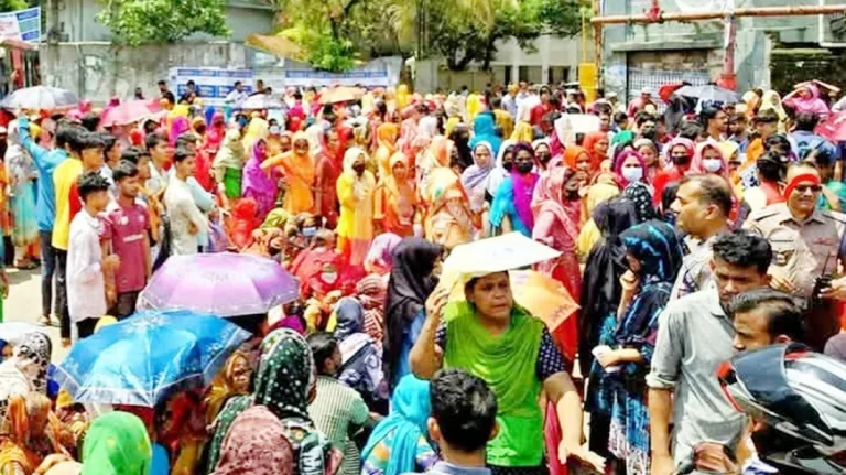 বকেয়া বেতনের দাবিতে চট্টগ্রাম-হাটহাজারী সড়ক অবরোধ