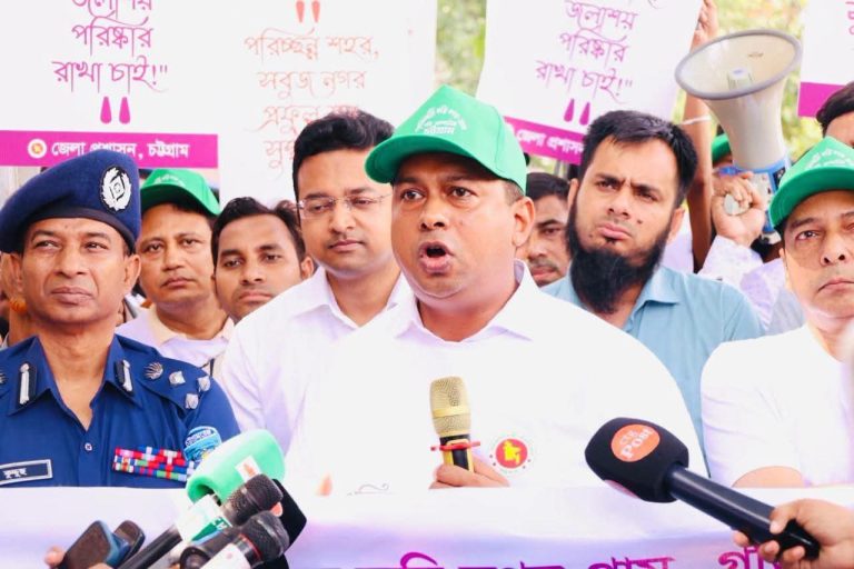 প্রধানমন্ত্রীর নির্দেশে চট্টগ্রামে পরিচ্ছন্নতা অভিযানে প্রশাসন ও পুলিশ