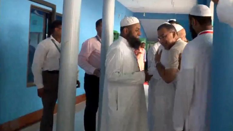 বাবুনগরে পৌঁছে হেফাজত আমিরকে বুকে জড়িয়ে ধরলেন প্রধানমন্ত্রী