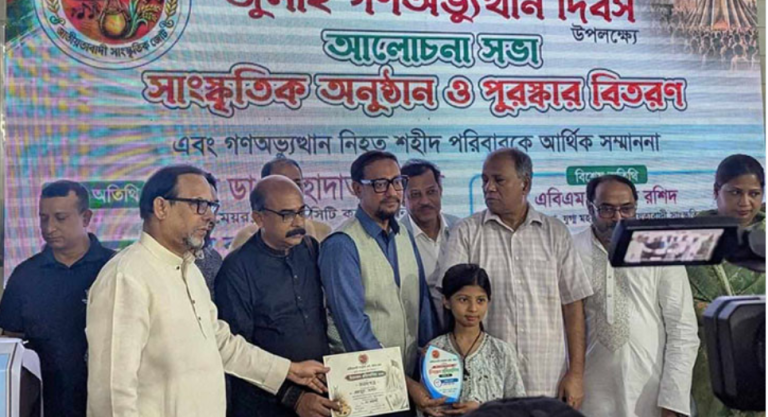 জুলাই গণঅভ্যুত্থানের শহীদ পরিবারকে ৮ লাখ টাকা দিলেন মেয়র শাহাদাত