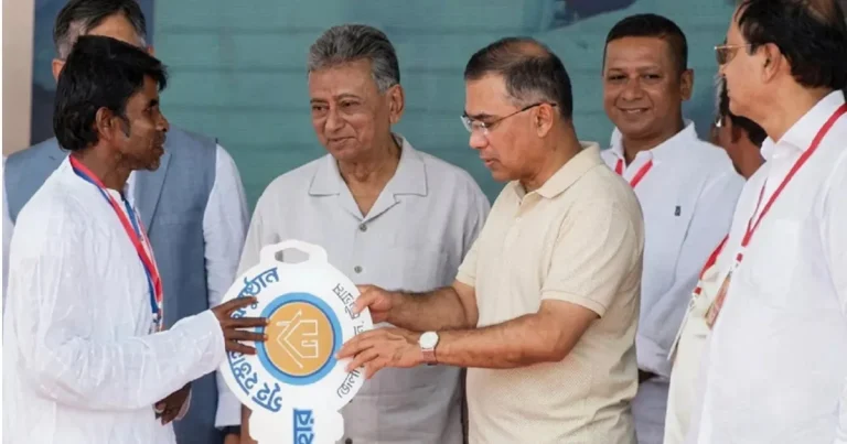 বাঁশখালীতে বন্যায় ক্ষতিগ্রস্তদের হাতে নতুন ঘরের চাবি তুলে দিলেন প্রধানমন্ত্রী