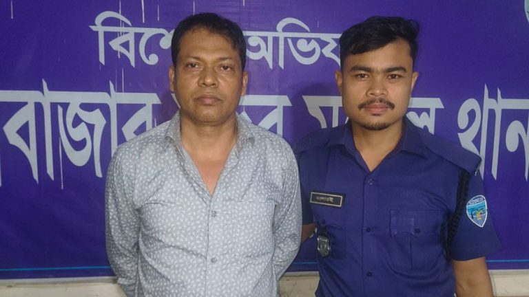 ‘জানেন এটা তারেক জিয়ার হোটেল?’- বলে পর্যটককে হুমকি দেওয়া ম্যানেজার গ্রেফতার