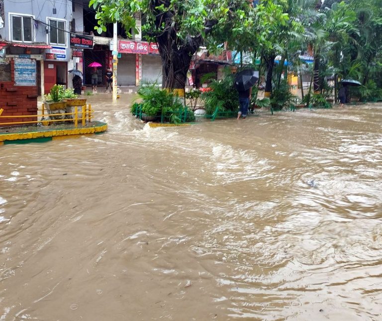 চট্টগ্রামে টানা বৃষ্টিতে সাময়িক জলাবদ্ধতা