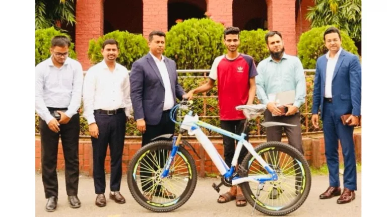 সাইকেলের চাকায় জামশেদের জীবন বদলে দিলেন ডিসি জাহিদ
