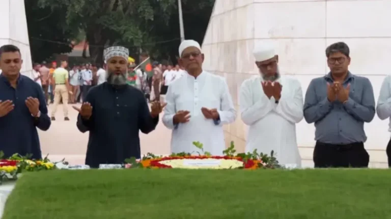 জিয়াউর রহমান ও খালেদা জিয়ার কবরে শ্রদ্ধা জানালেন মির্জা ফখরুল