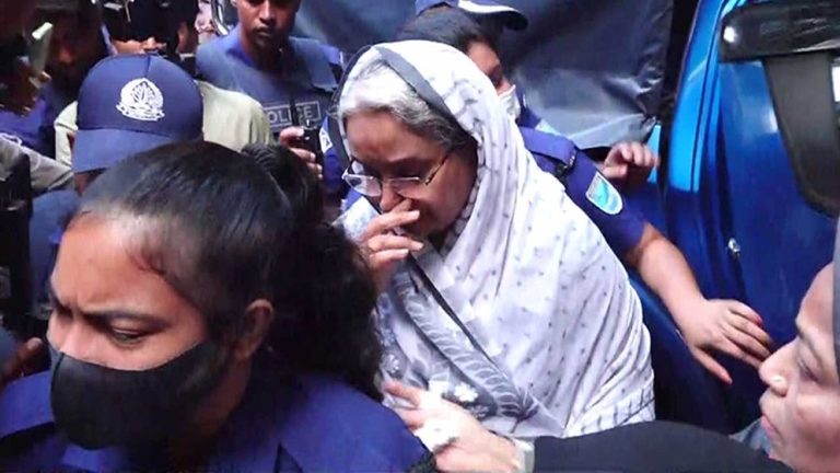 স্বামীকে অশ্রুসিক্ত নয়নে শেষ বিদায় জানালেন দীপু মনি