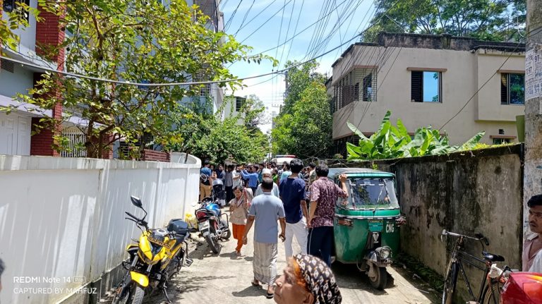 বাসায় স্বামী-স্ত্রীসহ ৩ জনের গলা কাটা মরদেহ
