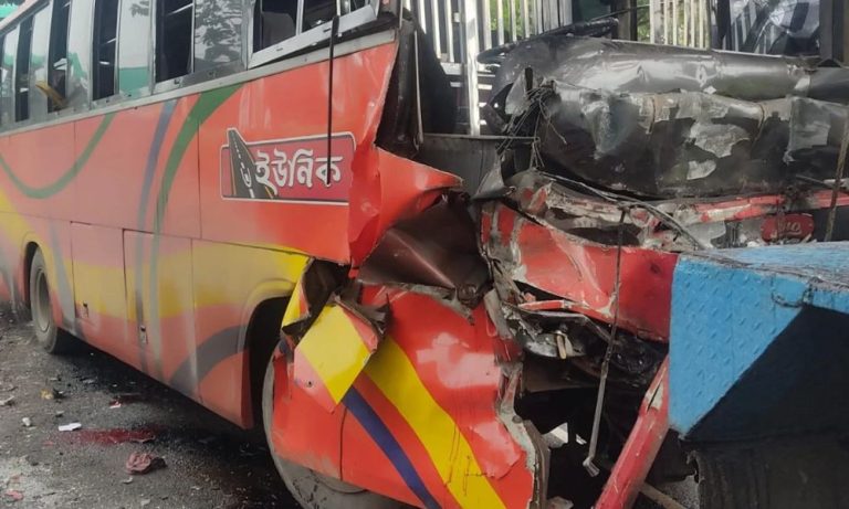 বাস-কাভার্ড ভ্যান সংঘর্ষে নিহত ৩