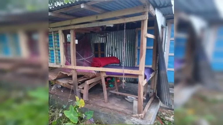 ইমামের ঘরে বোমা বিস্ফোরণ, উড়ে গেল টিন