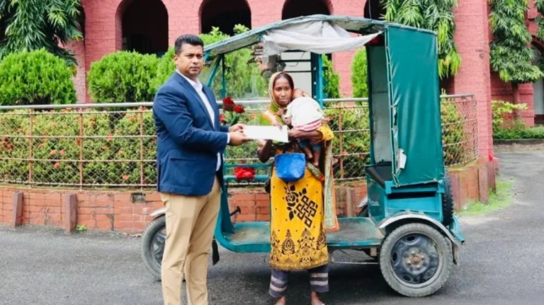 ডিসির কাছ থেকে কেউ ফেরে না খালি হাতে
