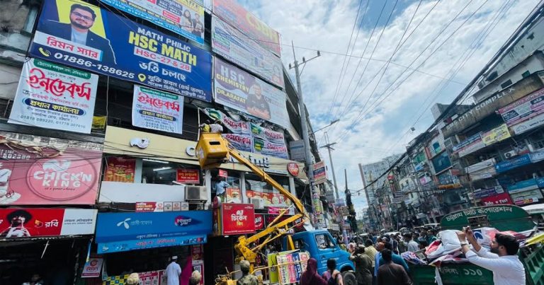 চসিকের অভিযানে অনুমোদনহীন পোস্টার-ব্যানার অপসারণ