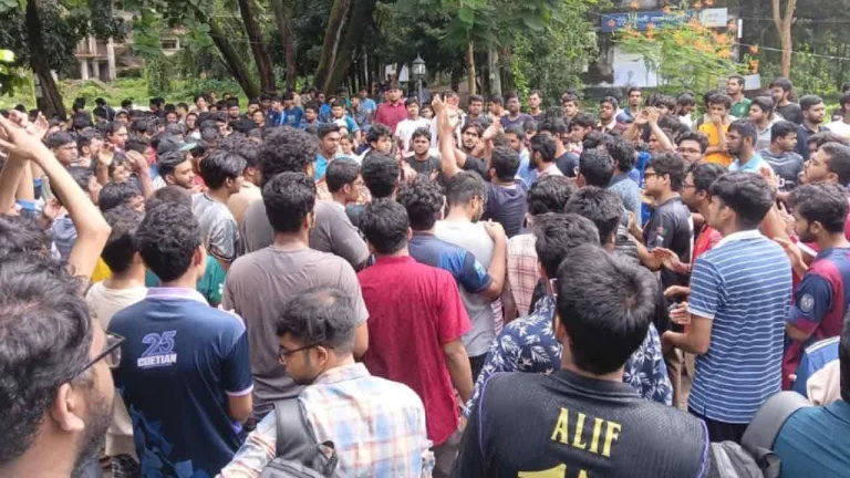 চুয়েটে সর্বাত্মক শাটডাউনের ঘোষণা