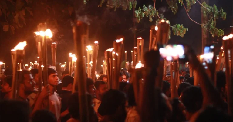 তৃতীয় দিনের মতো অচল চুয়েট, উপাচার্য পুনর্বহালের দাবিতে মশাল মিছিল
