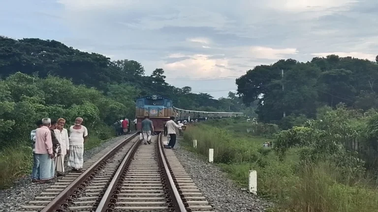 সাতকানিয়ায় ট্রেনের ধাক্কায় নিহত ২, কাপ্তাইয়ে চবি শিক্ষার্থী নিখোঁজ