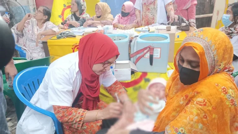স্বাস্থ্যকেন্দ্র গুঁড়িয়ে দেওয়ার পর খোলা আকাশের নিচে টিকাদান, শিশু ও মায়েদের ভোগান্তি