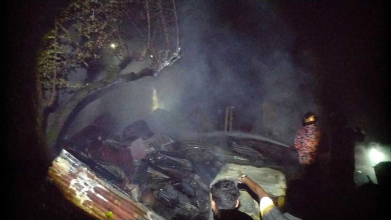 মিরসরাইয়ে আগুনে তিন ভাইয়ের বসতঘর পুড়ে ছাই