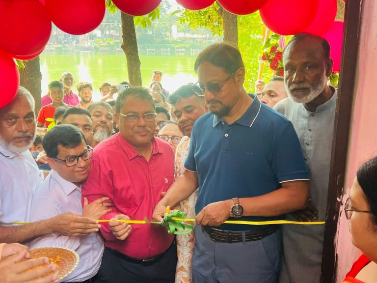 ৩৭ নম্বর ওয়ার্ডে মহাশ্মশানের ঊর্ধ্বমুখী সম্প্রসারণকাজের উদ্বোধন করলেন মেয়র