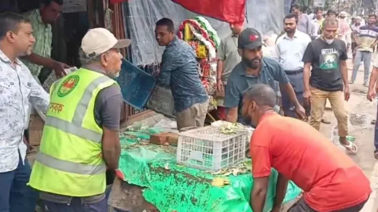 চট্টগ্রামে ফুটপাত দখলমুক্ত করতে চসিকের অভিযান