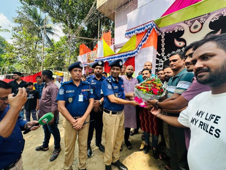 চট্টগ্রামে সাতকানিয়ায় শারদীয় দুর্গাপূজা মণ্ডপ পরিদর্শন করলেন চট্টগ্রাম রেঞ্জ ডিআইজি
