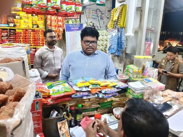 উপজেলা প্রশাসন কর্তৃক নিত্যপ্রয়োজনীয় দ্রব্যের বাজারে মনিটরিং ও মোবাইল কোর্টঃ