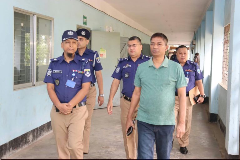 বিভাগীয় পদোন্নতি পরীক্ষা কেন্দ্র পরিদর্শন করলেন চট্টগ্রাম রেঞ্জের ডিআইজি
