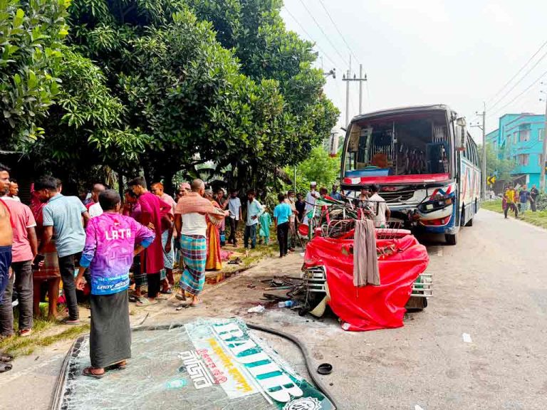 বাসের চাপায় অটোরিকশার ৭ যাত্রী নিহত